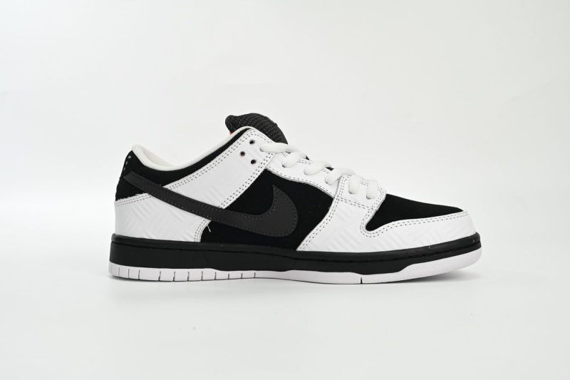 sbdunk tightbooth 1