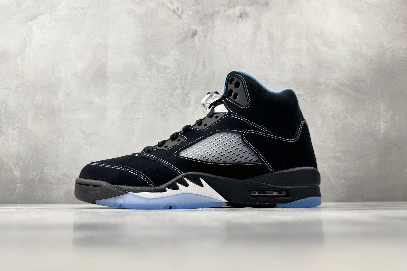 Air Jordan 5 Retro Black University Blue (2026) 2 JORDAN 5 BLACK UNIVERSITY BLUE (1)